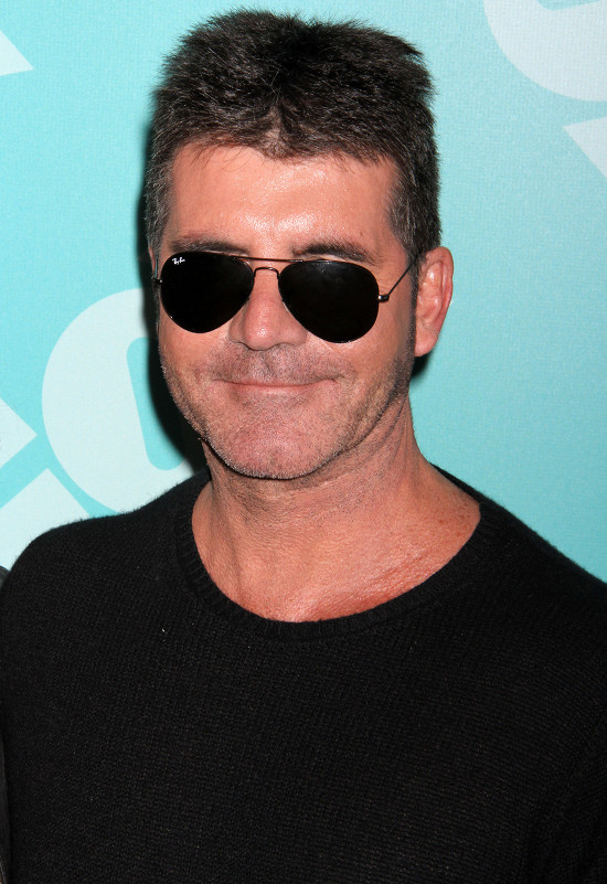 Simon Cowell obrzucony jajami (VIDEO)