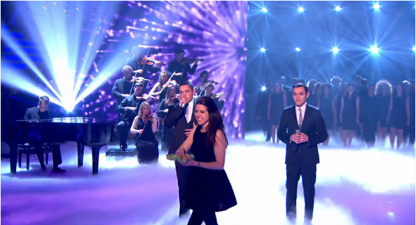 Simon Cowell obrzucony jajami (VIDEO)