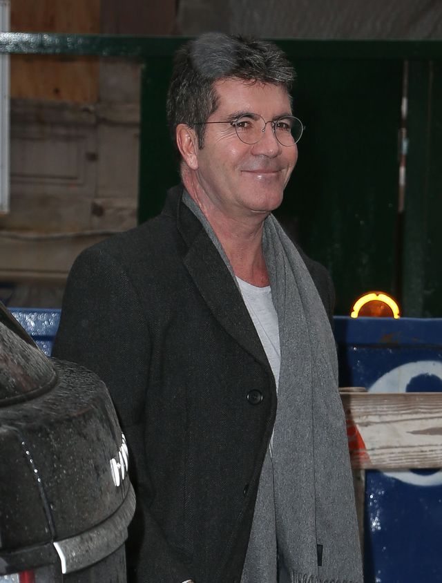 Simon Cowell - dumny tata przed szpitalem (FOTO)