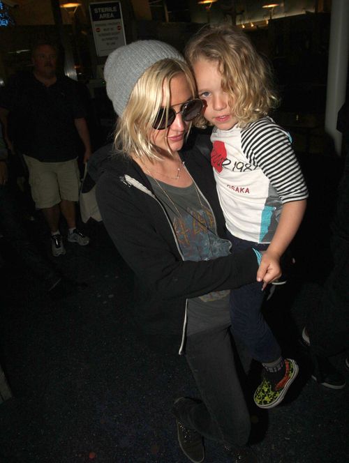 Nocny powrót Ashlee Simpson z Hawajów