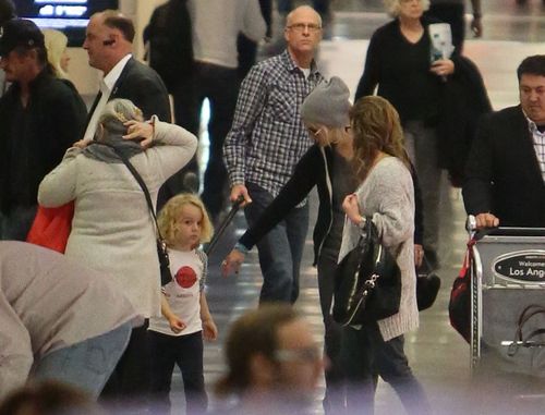 Nocny powrót Ashlee Simpson z Hawajów Nocny powrót Ashlee Simpson z Hawajów