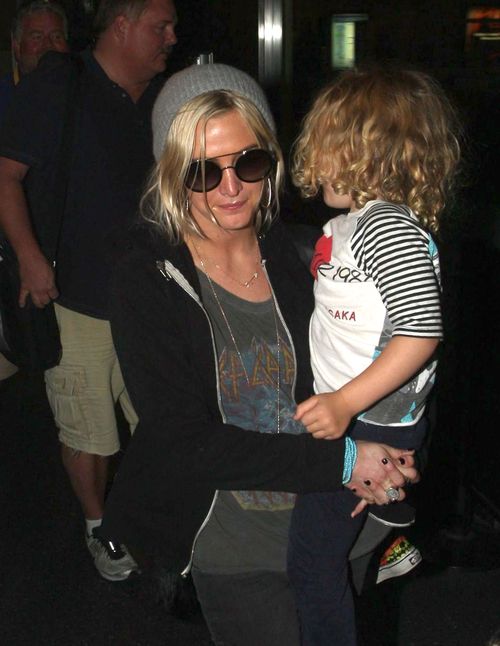 Nocny powrót Ashlee Simpson z Hawajów Nocny powrót Ashlee Simpson z Hawajów