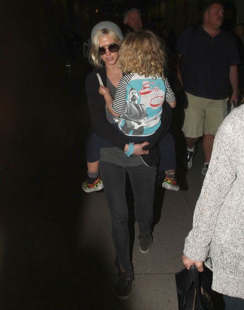 Nocny powrót Ashlee Simpson z Hawajów Nocny powrót Ashlee Simpson z Hawajów