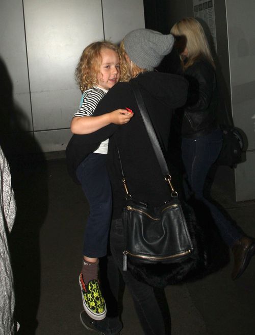 Nocny powrót Ashlee Simpson z Hawajów Nocny powrót Ashlee Simpson z Hawajów