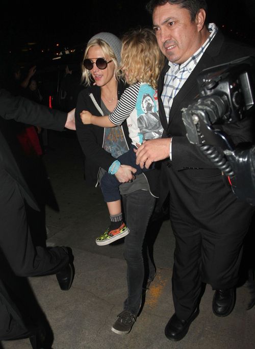 Nocny powrót Ashlee Simpson z Hawajów Nocny powrót Ashlee Simpson z Hawajów