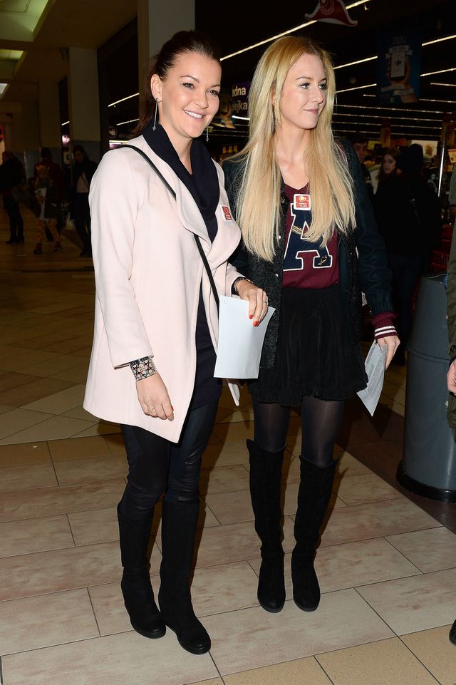 Siostry Radwańskie robią zakupy na oczach gromady fotoreporterów (FOTO) Siostry Radwańskie robią zakupy na oczach gromady fotoreporterów (FOTO)