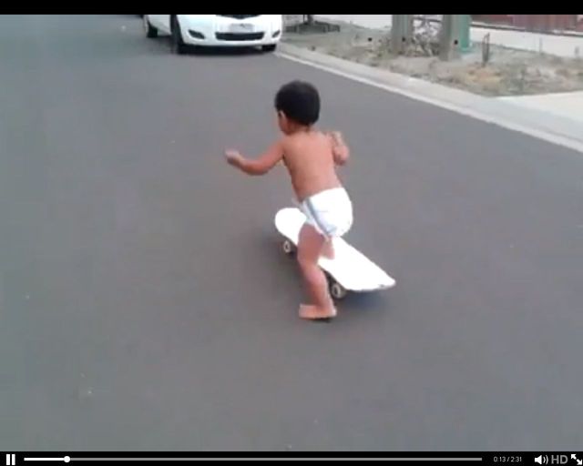 Dwulatek w pampersie zasuwa na deskorolce 