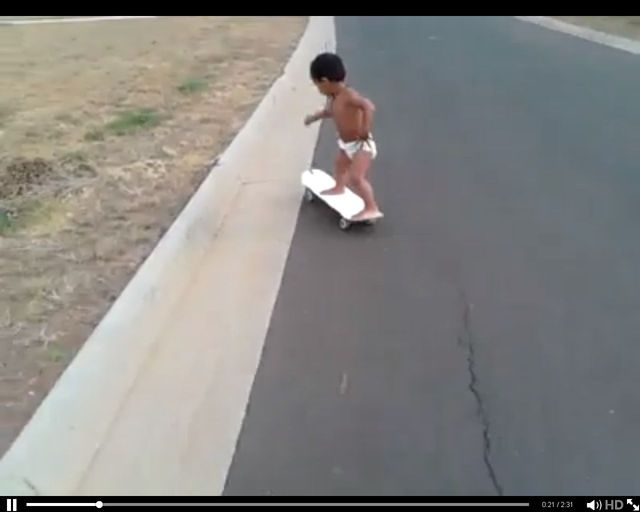 Dwulatek w pampersie zasuwa na deskorolce 