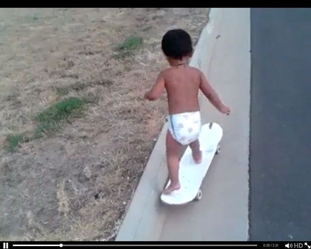 Dwulatek w pampersie zasuwa na deskorolce 