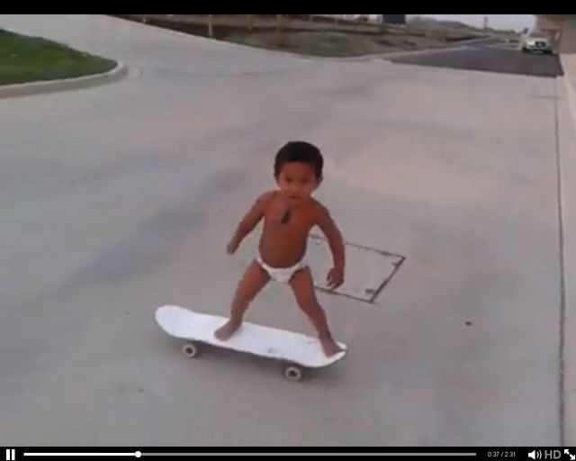 Dwulatek w pampersie zasuwa na deskorolce 