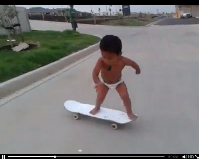 Dwulatek w pampersie zasuwa na deskorolce 