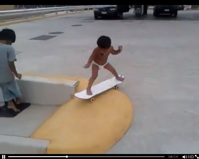 Dwulatek w pampersie zasuwa na deskorolce 