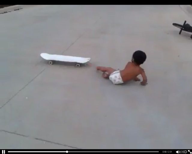 Dwulatek w pampersie zasuwa na deskorolce 