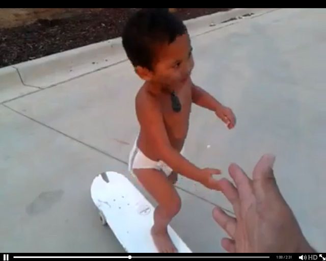 Dwulatek w pampersie zasuwa na deskorolce 