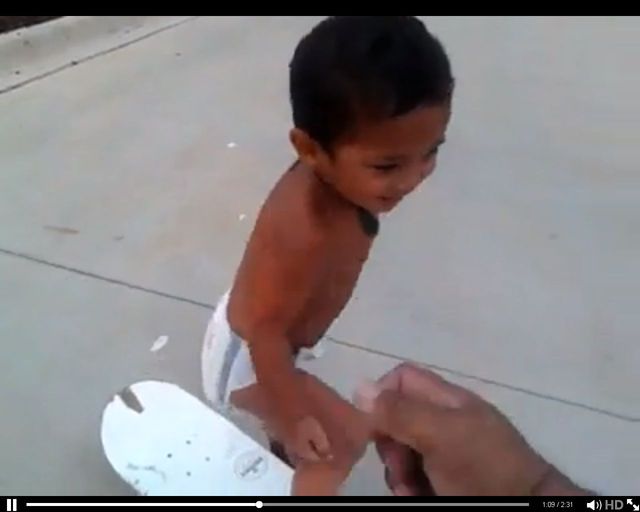 Dwulatek w pampersie zasuwa na deskorolce 