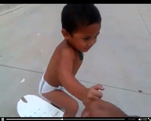 Dwulatek w pampersie zasuwa na deskorolce 