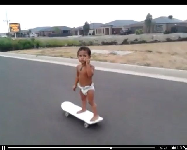 Dwulatek w pampersie zasuwa na deskorolce 