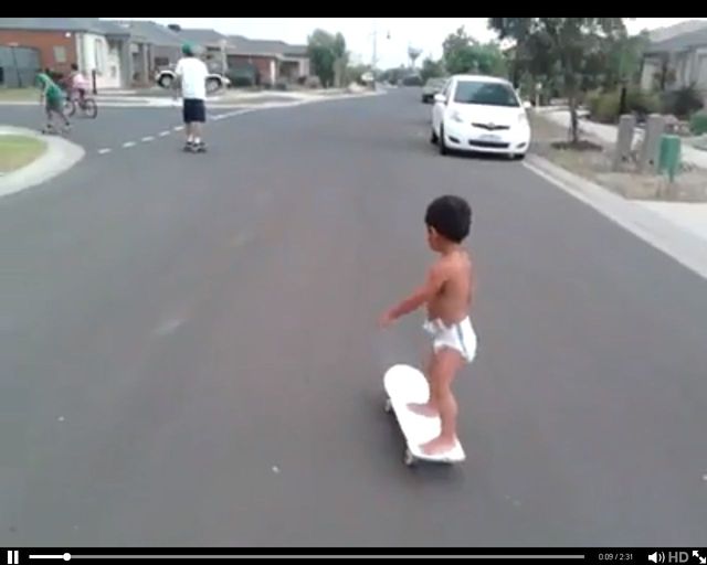 Dwulatek w pampersie zasuwa na deskorolce 