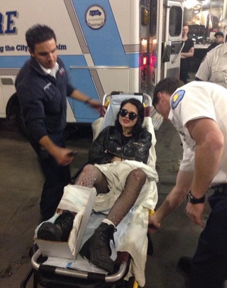  Koncert Miley Cyrus skończył się dla niej 60 szwami!