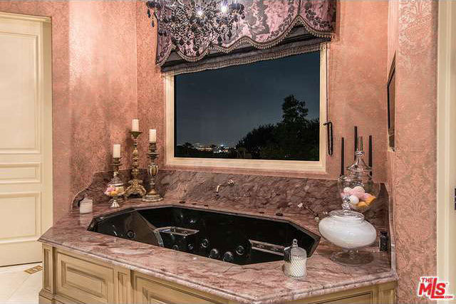 Tak wygląda dom jednego z członków Guns N'Roses (FOTO)