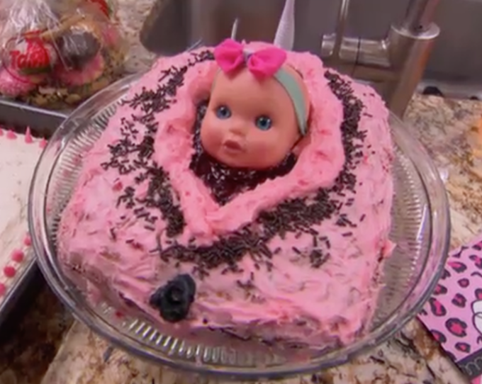 Snooki wręczyła przyjaciółce tort w kształcie warg sromowych