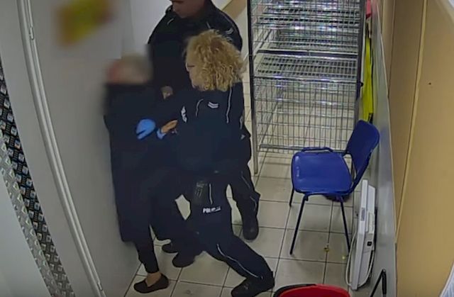 Polscy policjanci POBILI... 82-letnią staruszkę! Szokujące wideo
