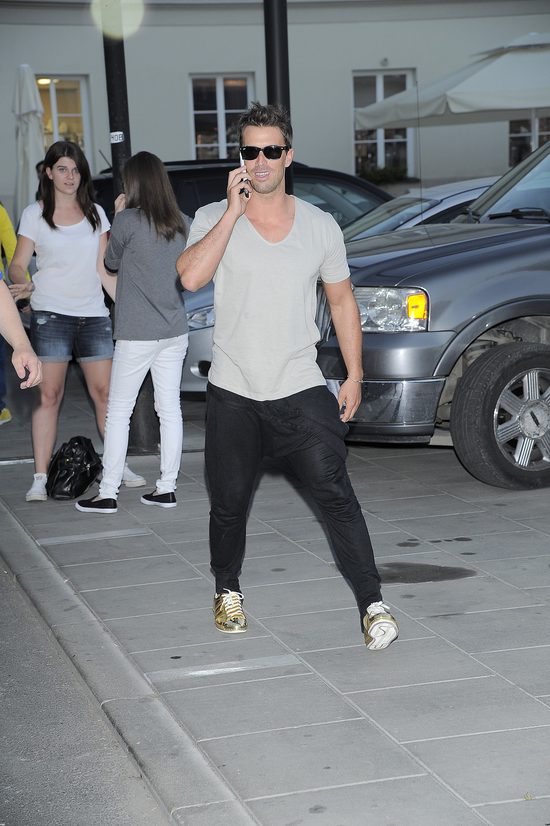 Bożyszcze kobiet jako dziecko całymi dniami KOPAŁ ŁYŻKĄ DZIURY w ziemi 