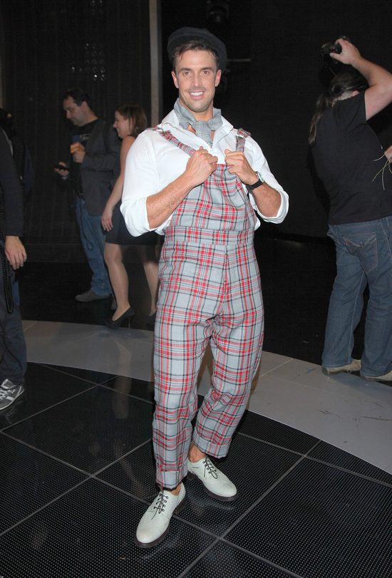 Bożyszcze kobiet jako dziecko całymi dniami KOPAŁ ŁYŻKĄ DZIURY w ziemi 