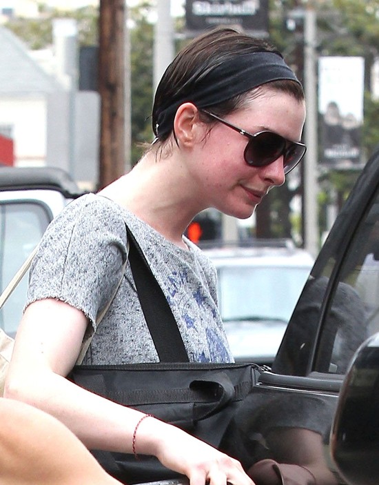 Anne Hathaway spocona jak MYSZ! (FOTO)