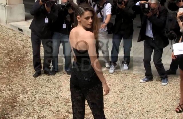 Kristen Stewart na pokazie Zuhaira Murada (VIDEO)