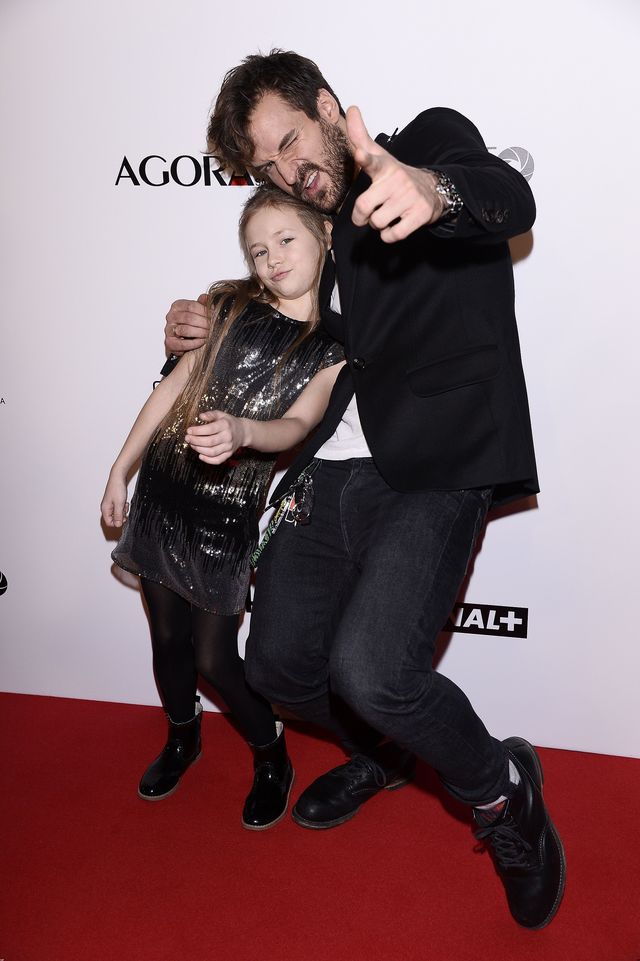 Coraz bardziej zarośnięty Piotr Stramowski z Katarzyną Warnke na premierze (FOTO