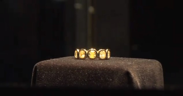 Na co Angelina Jolie wydaje pieniądze ze sprzedaży biżuterii