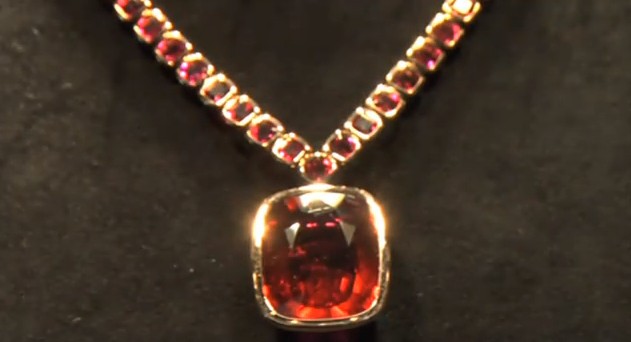 Na co Angelina Jolie wydaje pieniądze ze sprzedaży biżuterii