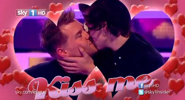 Harry Styles pocałował faceta! (VIDEO)