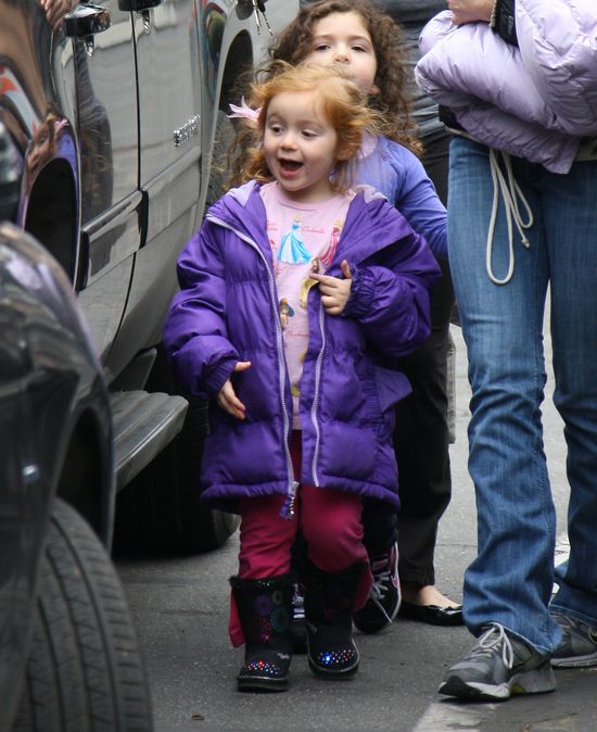 Czyja to wesoła rudowłosa dziewczynka? (FOTO)