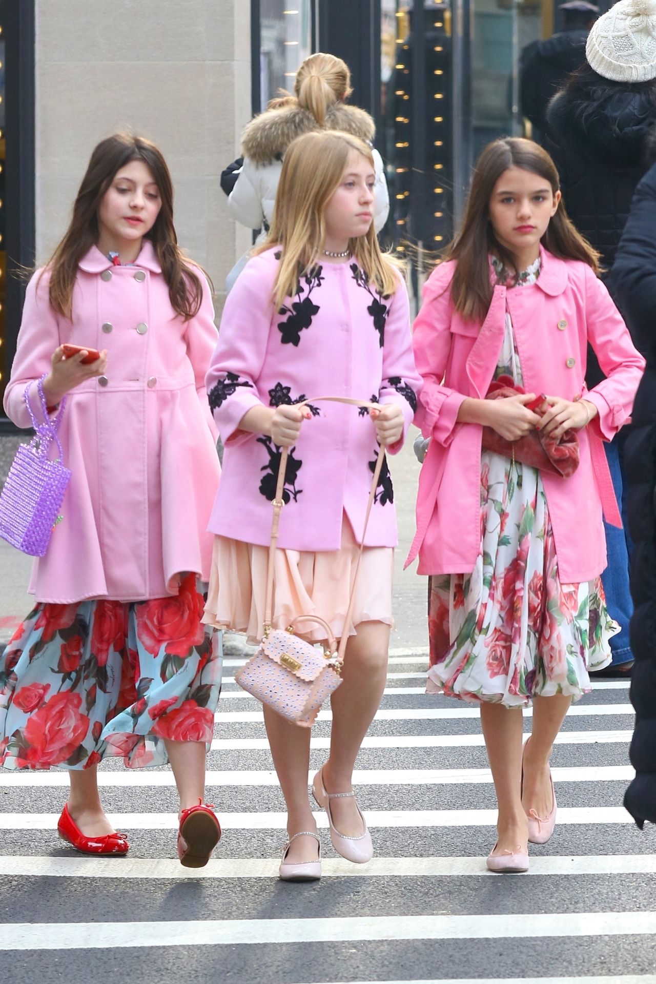 Suri Cruise (12 l.) cała w różu z koleżankami na spacerze po Nowym Jorku