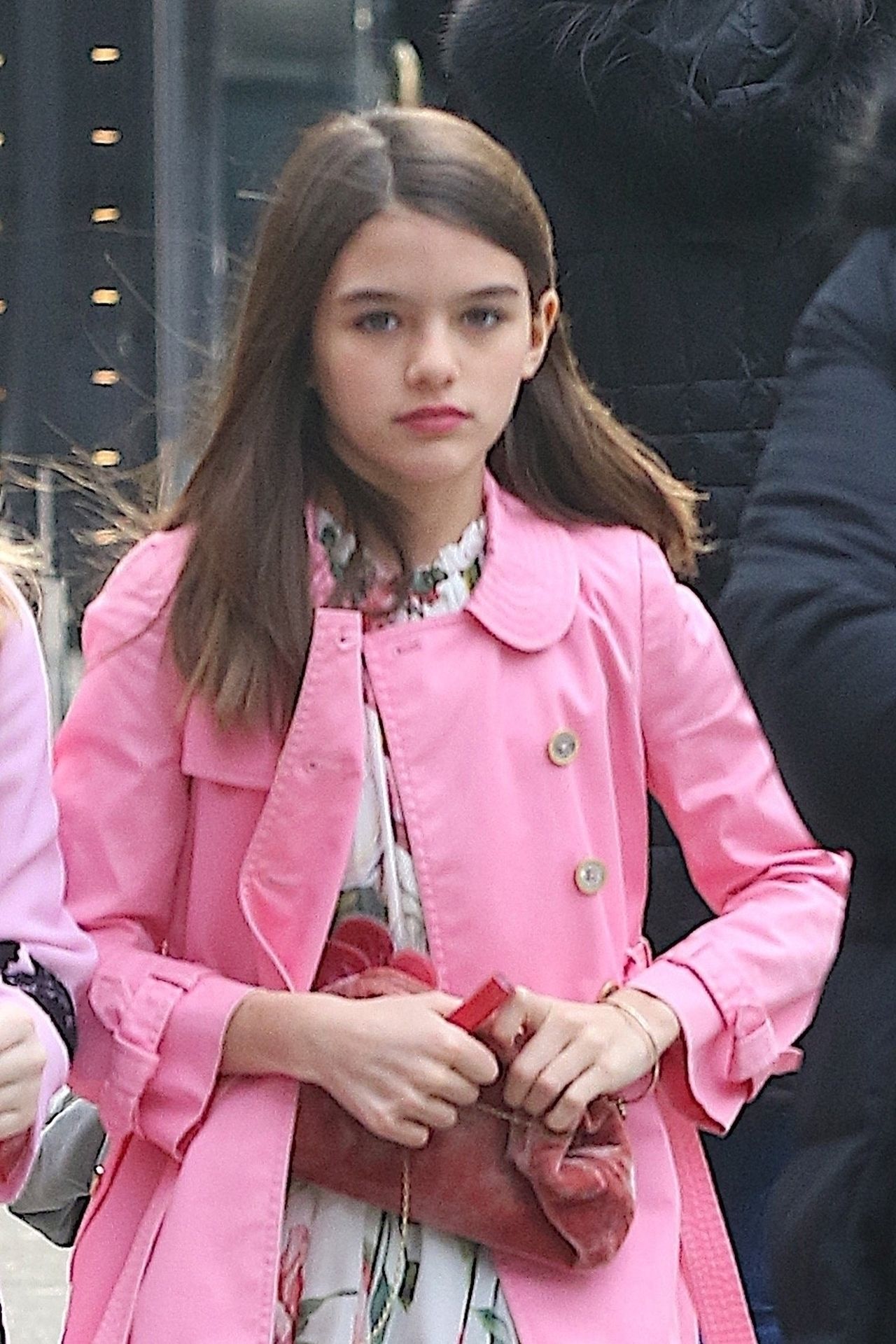 Suri Cruise (12 l.) cała w różu z koleżankami na spacerze po Nowym Jorku