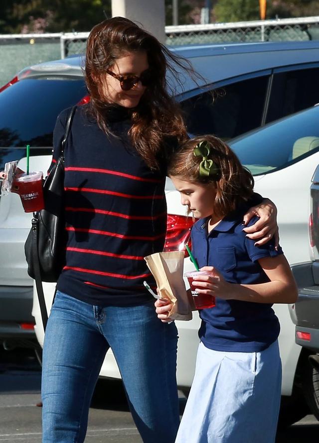 Suri Cruise skończyła już 10 lat - zobaczcie, jak się zmieniła! (FOTO) Suri Cruise skończyła już 10 lat - zobaczcie, jak się zmieniła! (FOTO)