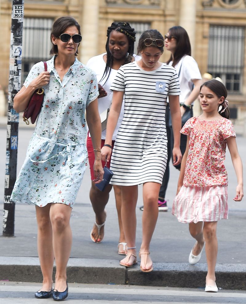 Katie Holmes zabrała Suri do Paryża (ZDJĘCIA)