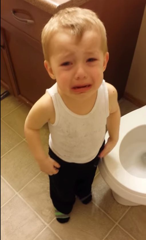 Hit YouTube! Słodki maluch żegna rybkę (VIDEO)