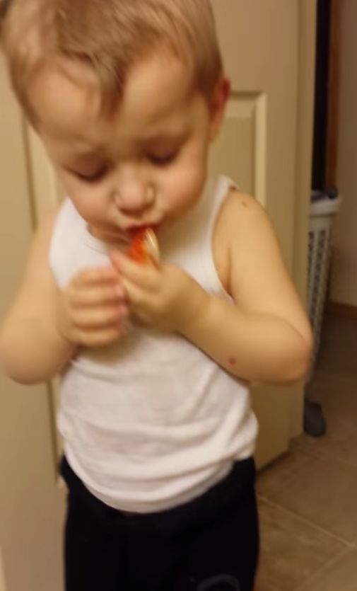 Hit YouTube! Słodki maluch żegna rybkę (VIDEO)