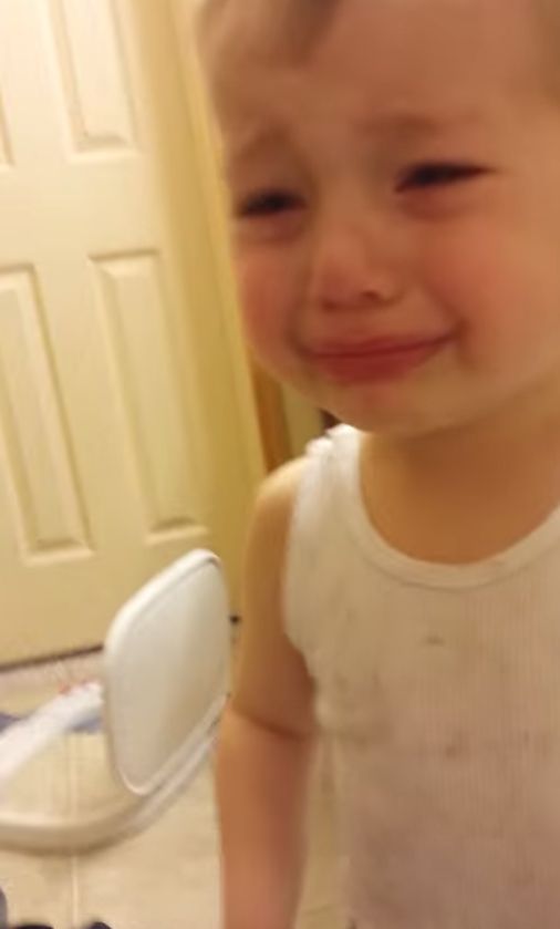 Hit YouTube! Słodki maluch żegna rybkę (VIDEO)