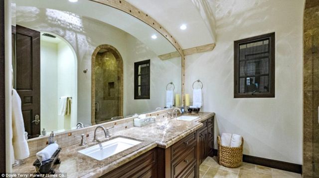 Dlaczego dom Sylvestra Stallone jest przeklęty? (FOTO) Dlaczego dom Sylvestra Stallone jest przeklęty? (FOTO)