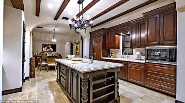 Dlaczego dom Sylvestra Stallone jest przeklęty? (FOTO) Dlaczego dom Sylvestra Stallone jest przeklęty? (FOTO)