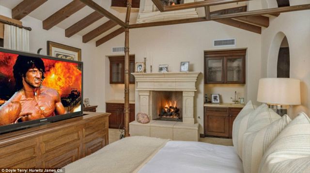 Dlaczego dom Sylvestra Stallone jest przeklęty? (FOTO) Dlaczego dom Sylvestra Stallone jest przeklęty? (FOTO)