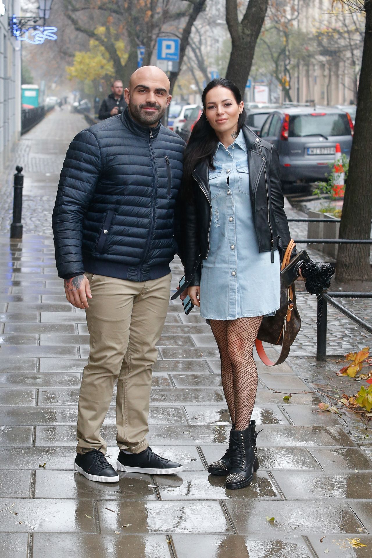 Znana trenerka postawiła na drapieżną stylizację: kabaretki do butów z ćwiekami 