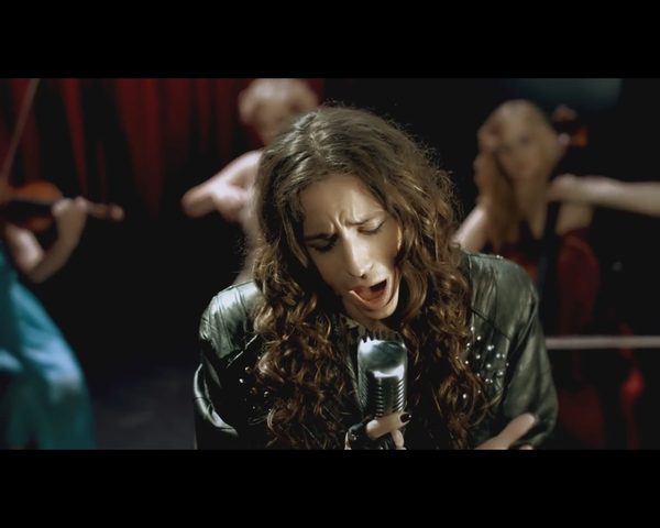 To Was zaskoczy. Michał Szpak nagrał teledysk Real Hero