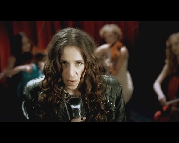 To Was zaskoczy. Michał Szpak nagrał teledysk Real Hero