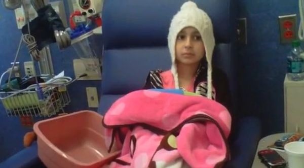 Chora na raka dziewczynka uczy, jak zrobić makijaż [VIDEO]