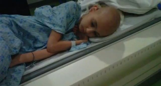 Chora na raka dziewczynka uczy, jak zrobić makijaż [VIDEO]